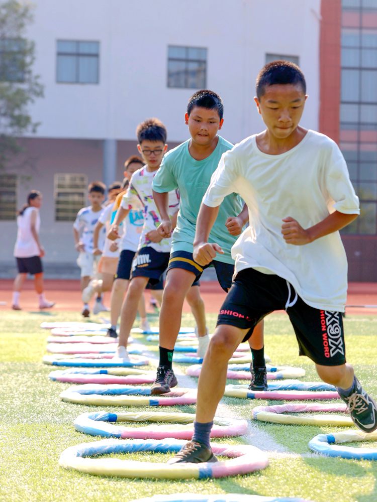 田徑隊的學生在進行體育訓練。陳福平攝