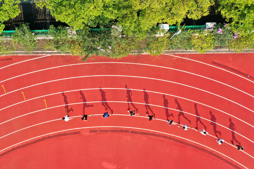 田徑隊的學生在進行體育訓練。陳福平攝
