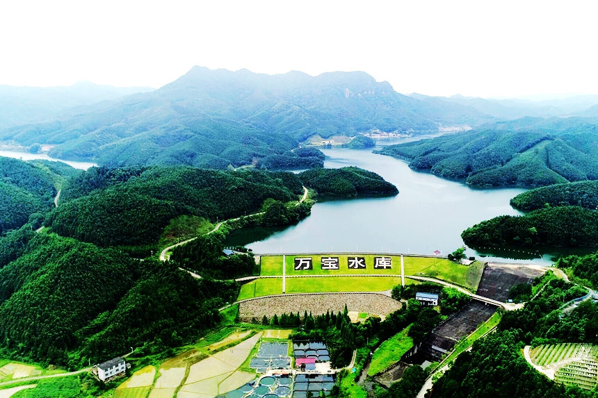 航拍鏡頭下的江西省吉安市峽江縣金江鄉廟下村萬寶水庫，青山碧水，美景圖畫。宋靖輝攝