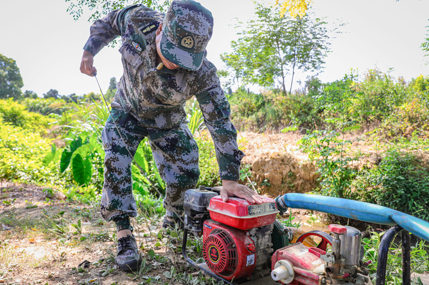 干部群眾正在抽水。李煜祖攝