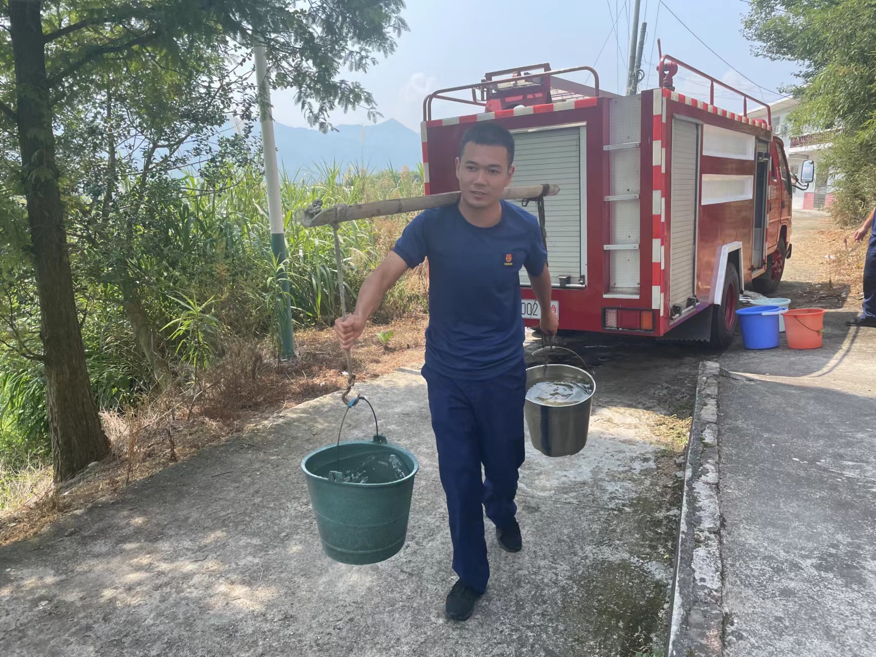 消防車開進村里，給村民帶來生活用水。李科攝