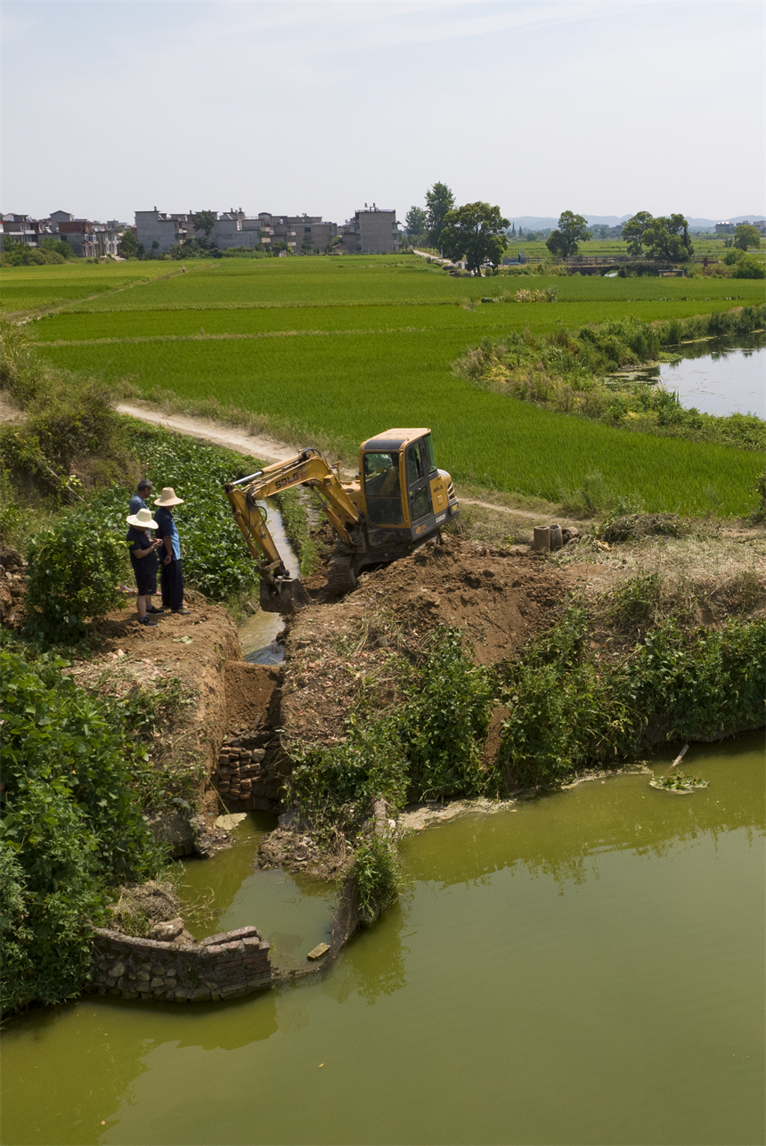 干部群眾協力引水抗旱。趙春亮攝