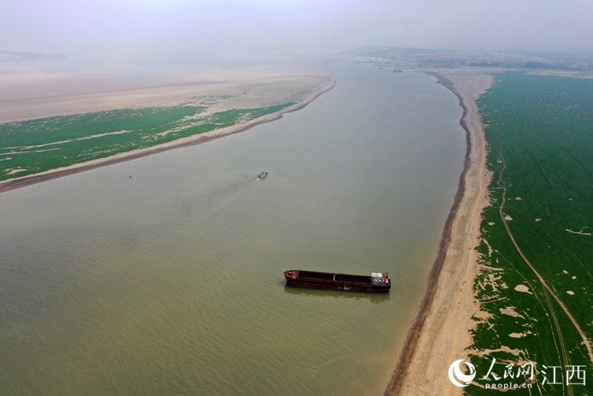 鄱陽湖深水區航道退水痕跡很明顯。 人民網 時雨攝