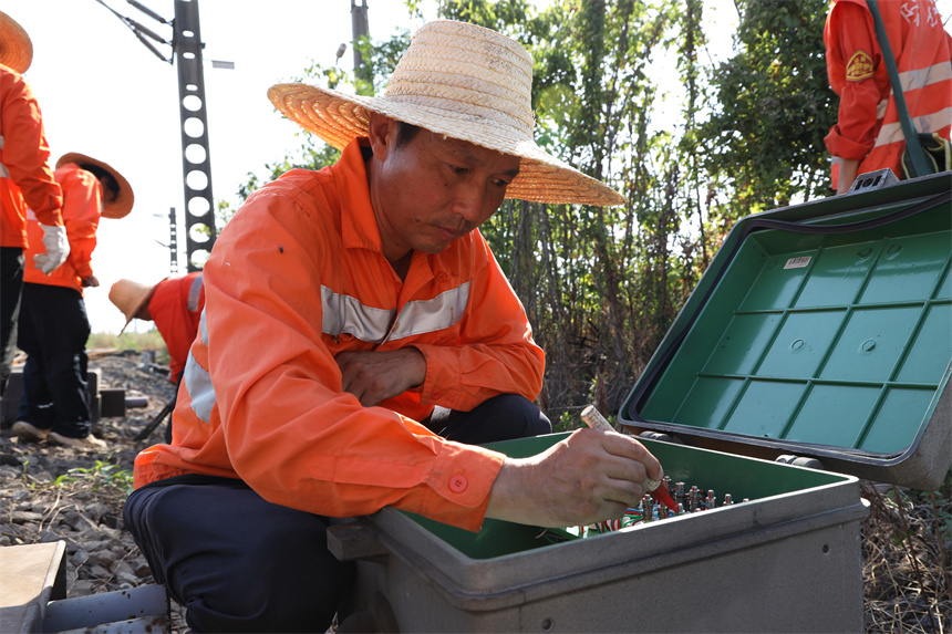 鐵路工人正在對箱內內部螺絲進行標記化處理。 楊子熠攝