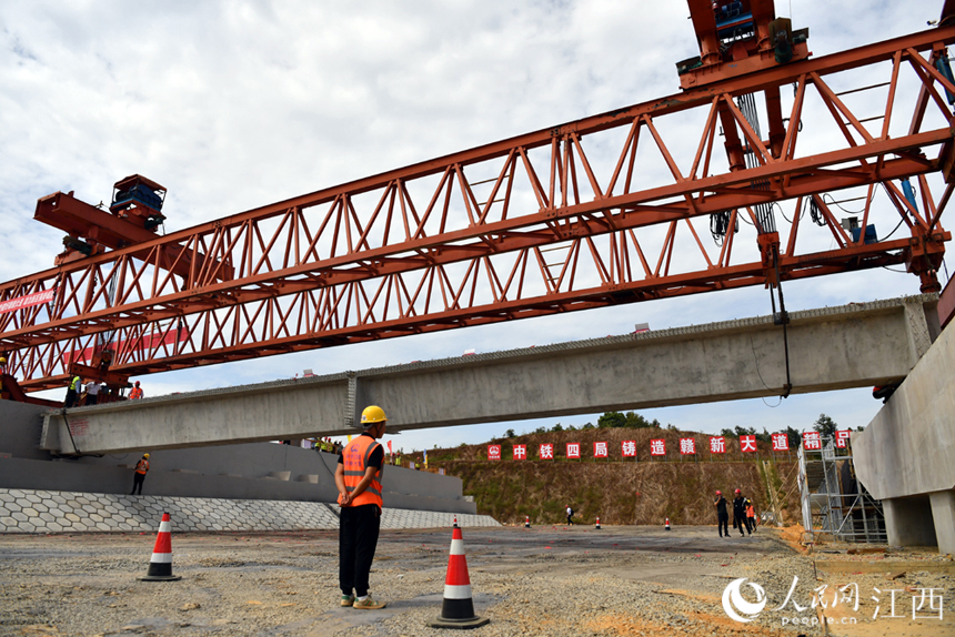 預制箱梁架設到贛新大道連接線特大橋右幅墩上。 人民網 時雨攝