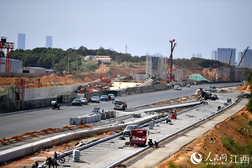 贛新大道施工現場，施工單位正搶抓時間節點進行施工。 人民網 時雨攝