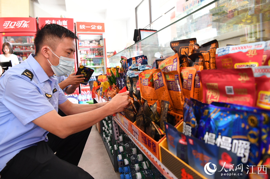 市場監督管理局執法人員正在查驗貨架上的檳榔。 人民網 時雨攝