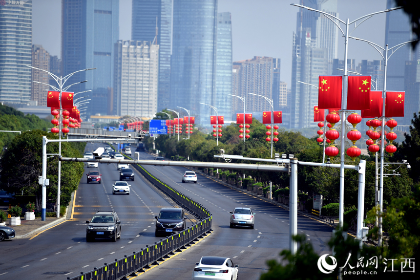 南昌贛江大道上國旗飄揚，洋溢著喜迎國慶濃郁氛圍。 人民網 時雨攝