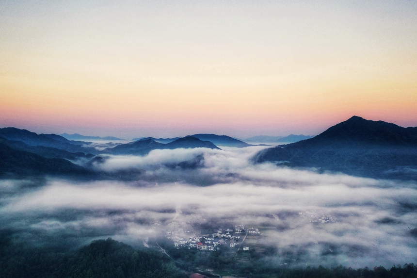 航拍下的江西省贛州市全南縣金龍鎮崗背村。尹其奇攝