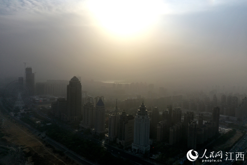 4日，南昌風力加大，贛江兩岸灰蒙，能見度降低。 人民網 時雨攝