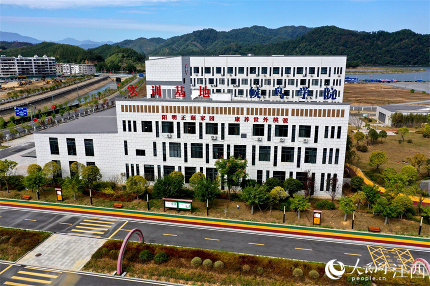 航拍江西省贛州市崇義縣過埠鎮陽明正頤康養中心。 人民網 時雨攝