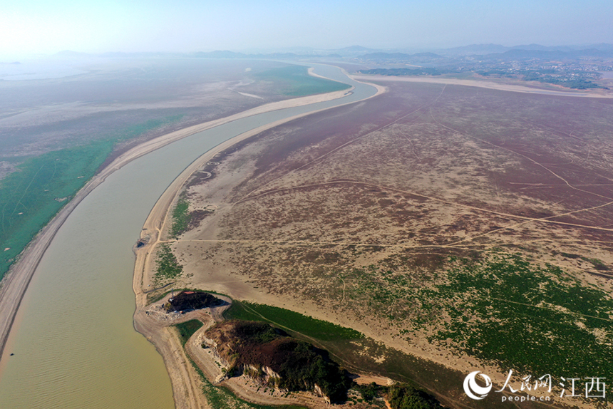 圖為本網日前拍攝的鄱陽湖老爺廟附近水域實況。 人民網 時雨攝