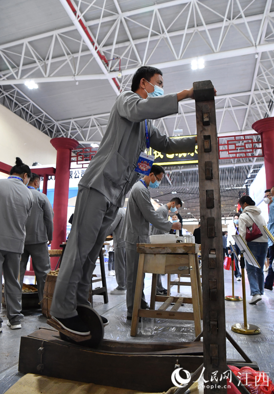 藥工正在進行樟幫中藥炮制技藝展演。 人民網 時雨攝