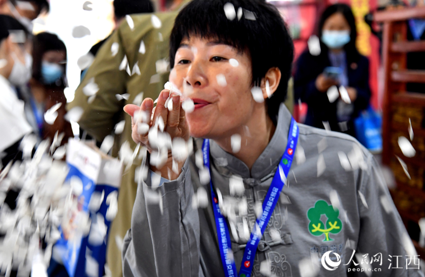 藥工吹起切片后的白芍如白雪飛舞。 人民網 時雨攝