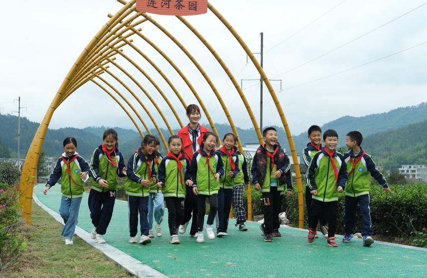 師生們走進遂川縣左安鎮連河村開展“學農事、迎立冬”活動。李書哲攝