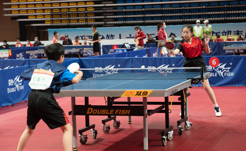 選手們在激烈比拼。 劉文平 攝