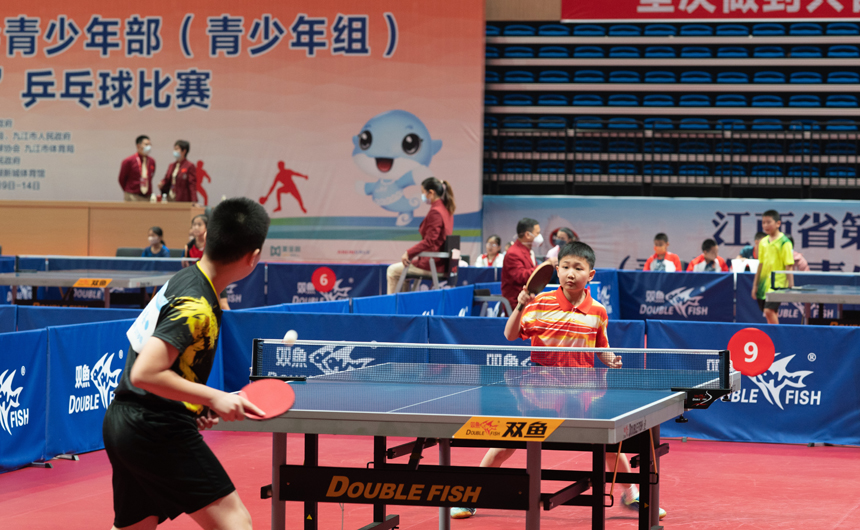 選手們在激烈比拼。 劉文平 攝