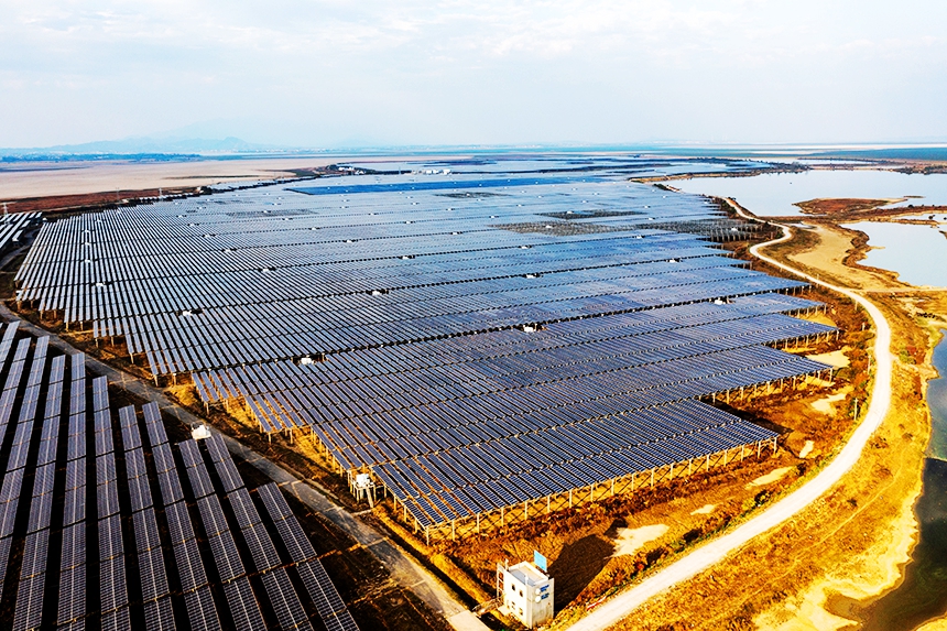 航拍下的國電投共青城新能源項目全貌。況建攝