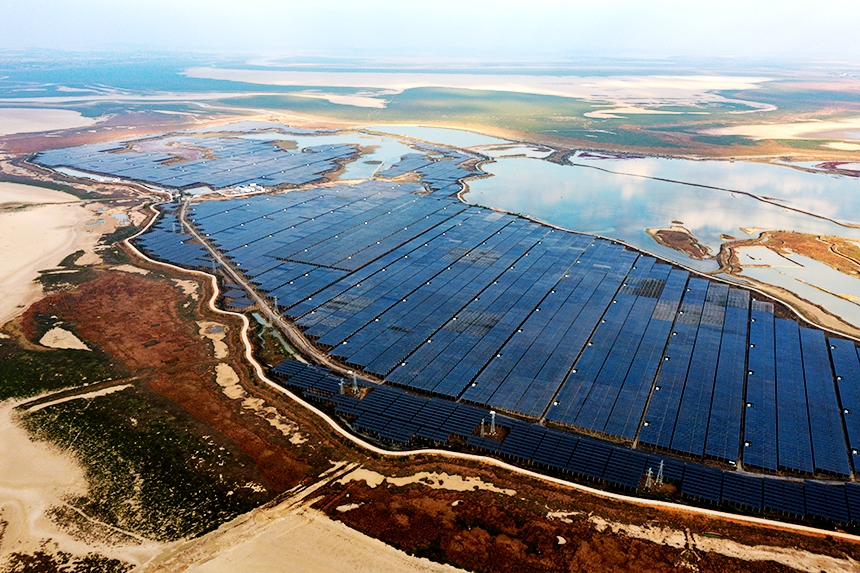 航拍下的國電投共青城新能源項目全貌。況建攝