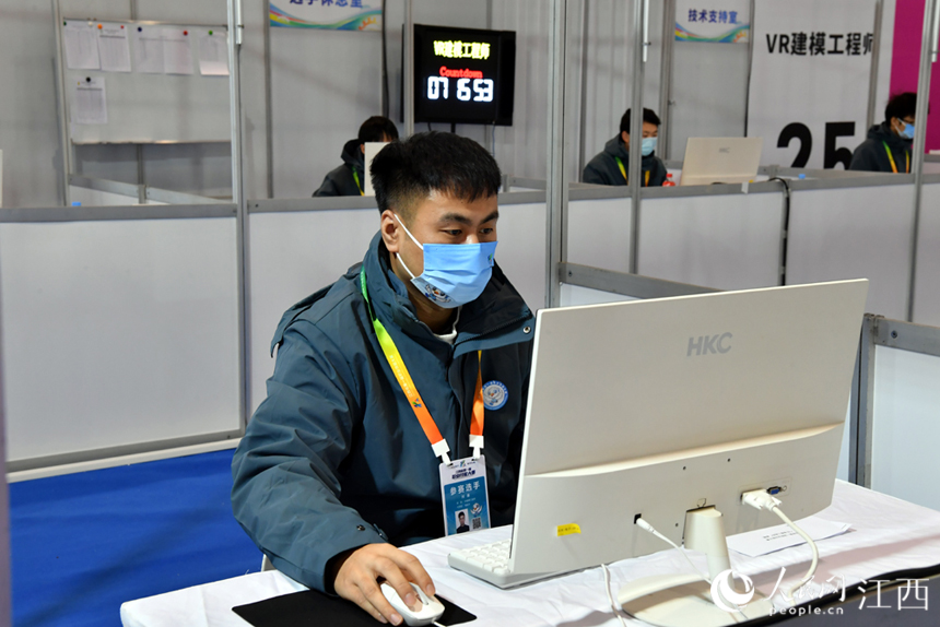 VR建模工程師正在比賽中。 人民網 時雨攝