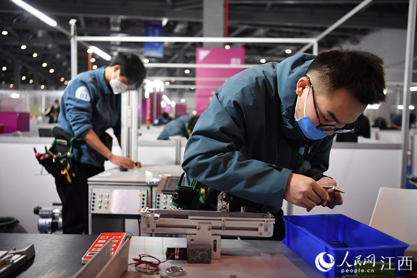 職業技能大賽上，來自不同領域的青年正在進行技能比賽。 人民網 時雨攝