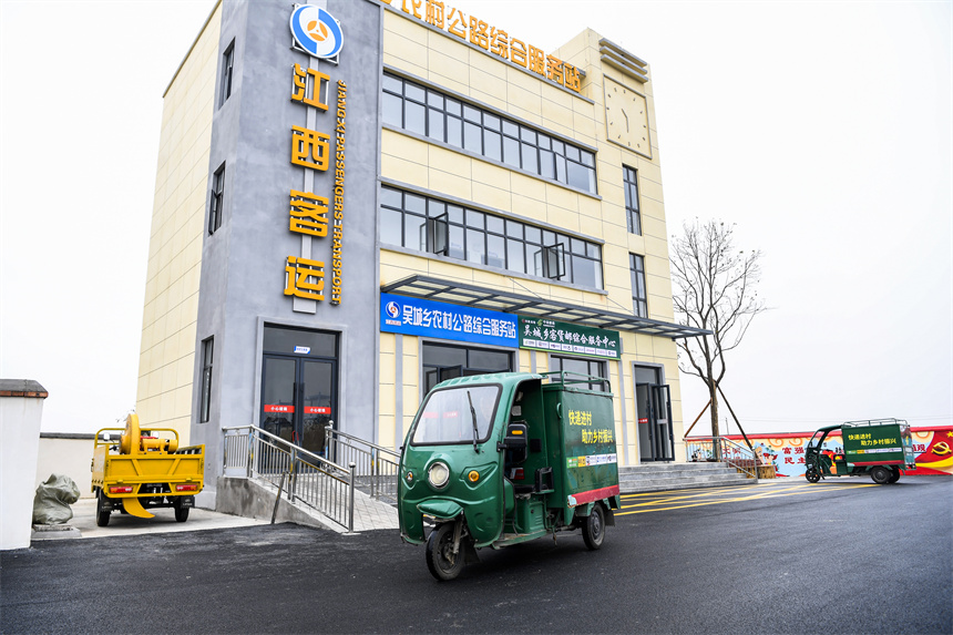 快遞員駕駛著快遞車去給村民送快遞。周亮攝