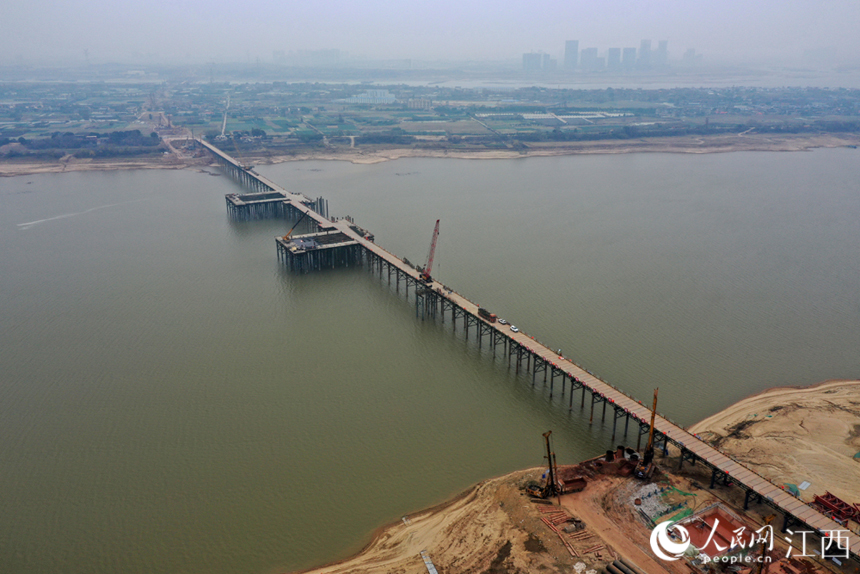 昌九高鐵南昌揚子洲贛江公鐵大橋。 人民網 時雨攝