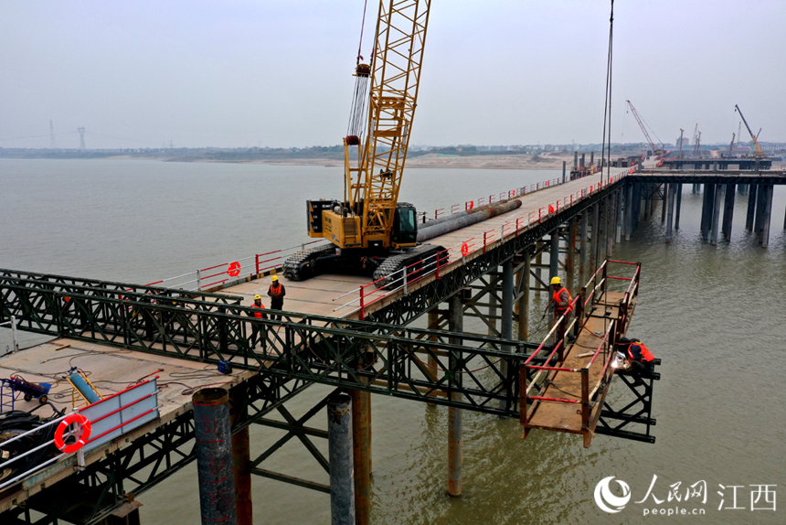 工人們冒著嚴寒搶抓時間節點進行施工。 人民網 時雨攝