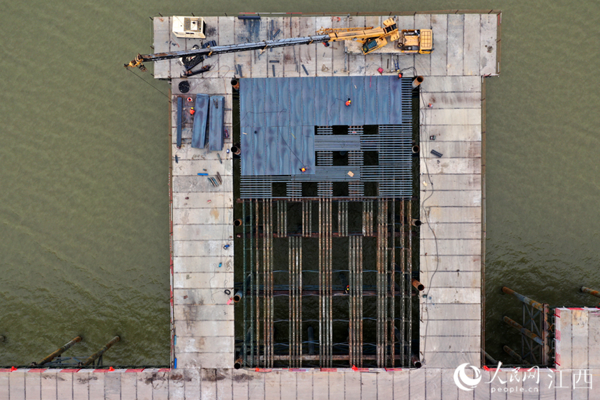 工人們冒著嚴寒搶抓時間節點進行施工。 人民網 時雨攝