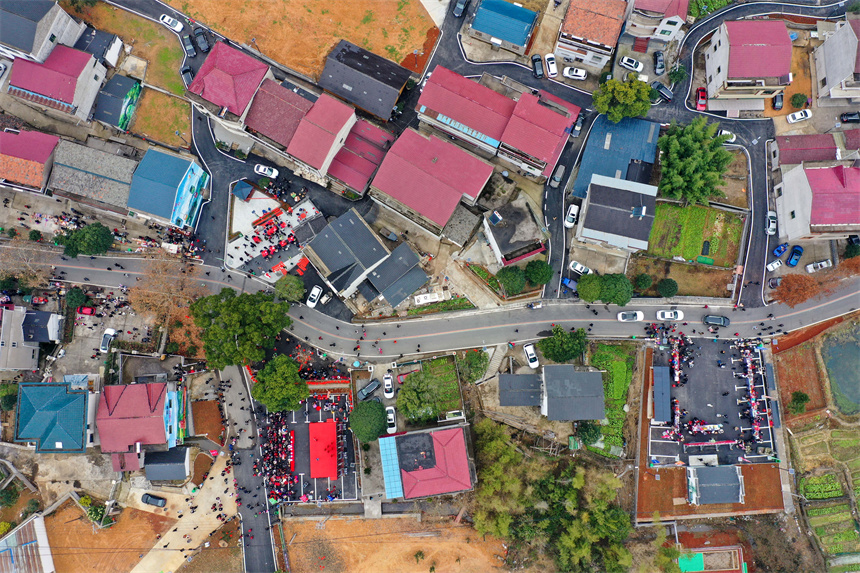 山貨節上人聲鼎沸，一派喜慶祥和景象。周亮攝