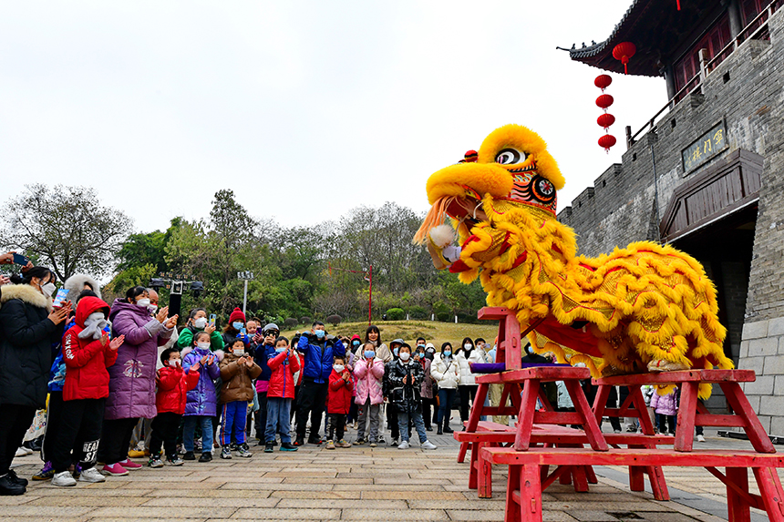 非遺民俗展演為元旦假期增添喜慶氛圍。朱海鵬攝