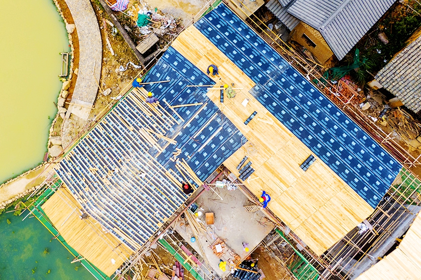 工人正在修繕古建筑。詹繼成攝