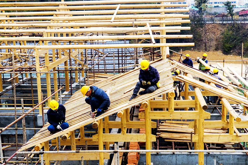 工人正在修繕古建筑。詹繼成攝