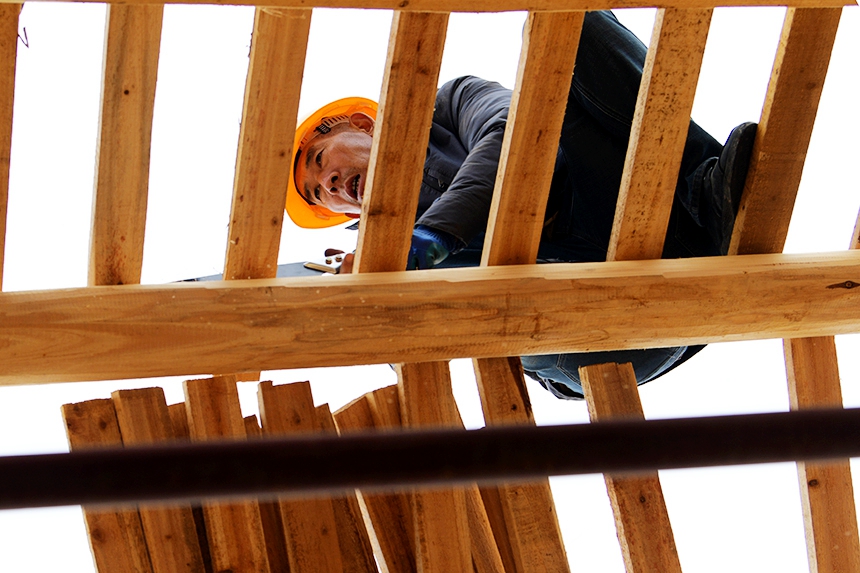 工人正在修繕古建筑。詹繼成攝