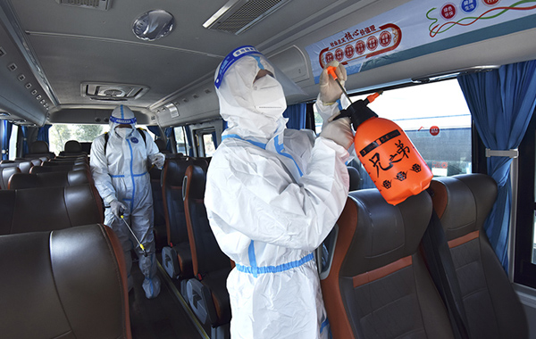 作業人員對車輛進行消殺