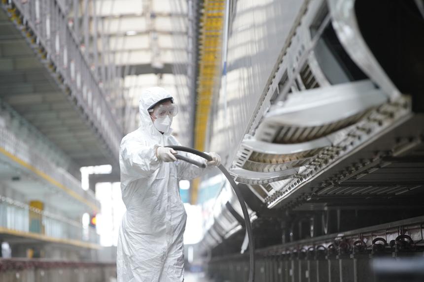 中國鐵路南昌局集團有限公司南昌車輛段作業人員在對入庫動車組濾網進行除塵作業。肖堯攝