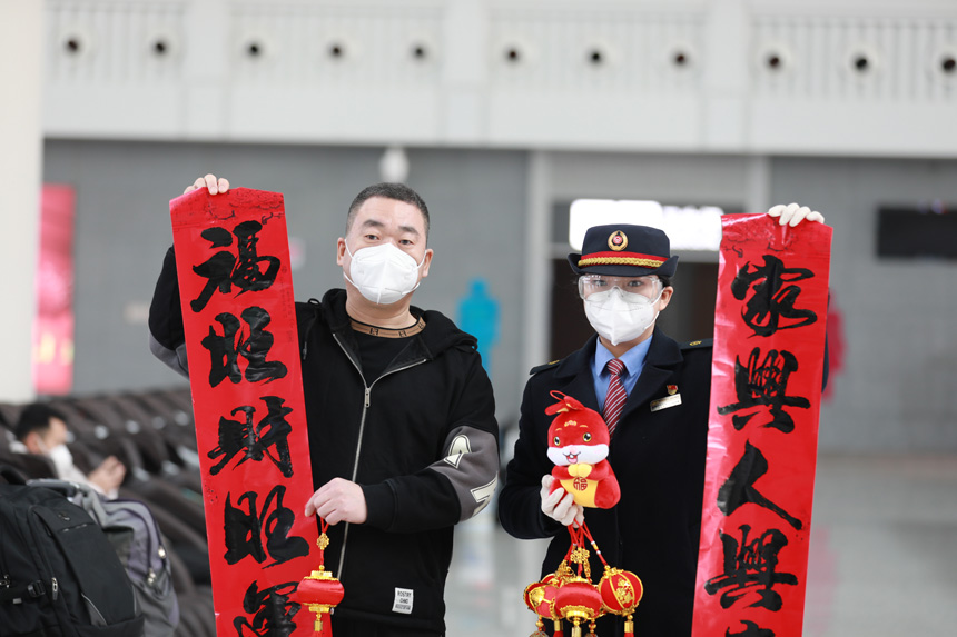贛州西站工作人員為旅客送上對聯、燈籠等新年禮物。鄒陽攝