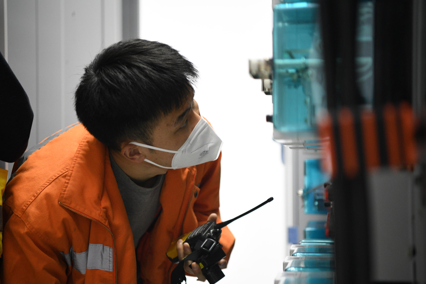 中國鐵路南昌局集團有限公司福州電務段職工在蓬魯站核查繼電器狀態。姜振濤攝