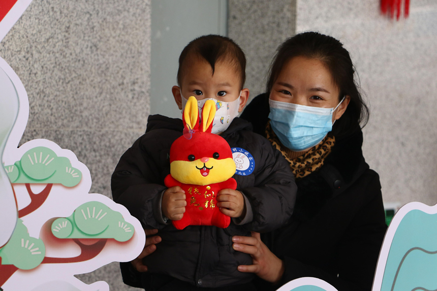 在車站設置的打卡留念墻上，過往旅客打卡留念。邱玲攝