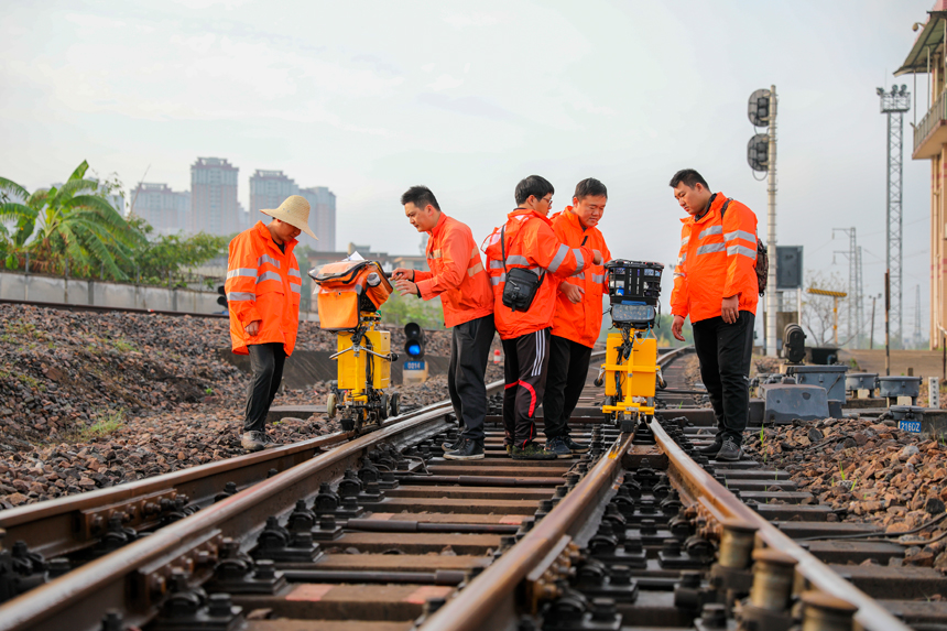 上線后，對探傷儀的相關參數進行設置。陳霏滸攝