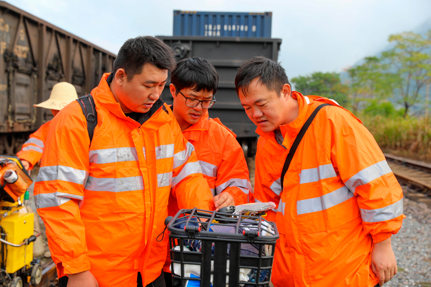 鐵路職工正在對可疑傷損波形進行校對復核。陳霏滸攝