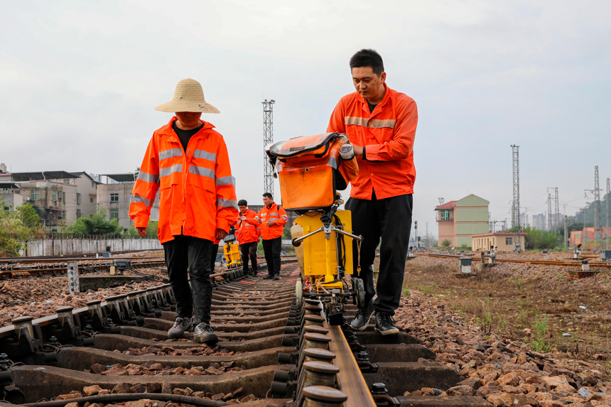 在有減速頂的區段進行探傷作業。陳霏滸攝