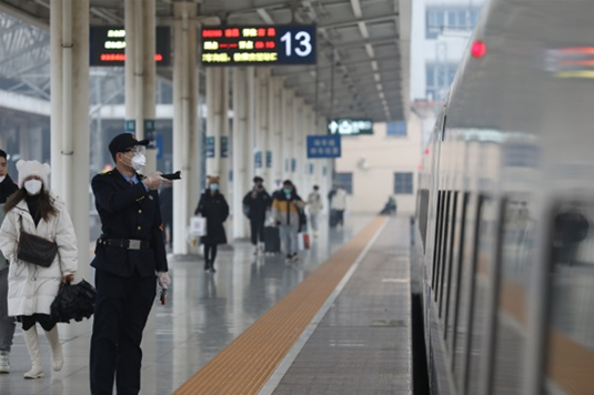 動車組機械師為“春運”保駕護航。中國鐵路南昌局集團有限公司供圖