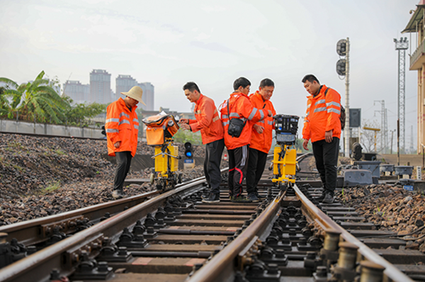 上線后，對探傷儀的相關參數進行設置。中國鐵路南昌局集團有限公司供圖