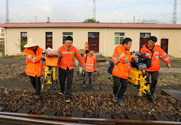 確認線路無來車后，搬運儀器上道準備開始作業。中國鐵路南昌局集團有限公司供圖