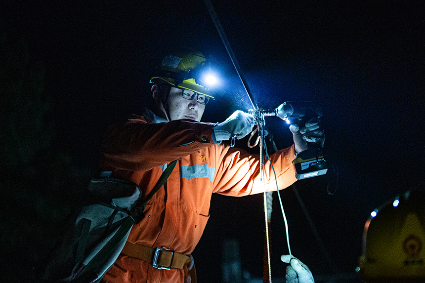 每根吊弦的更換時間約為5分鐘，安裝時必須嚴格遵守技術標準，誤差不能超過10毫米。徐斌攝