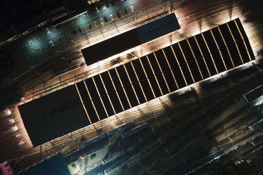 為確保春運期間客貨運輸動力充沛,向塘機務段本部機車檢修庫內燈火通明,工作人員對機車進行精檢細修(航拍)。徐云龍 攝