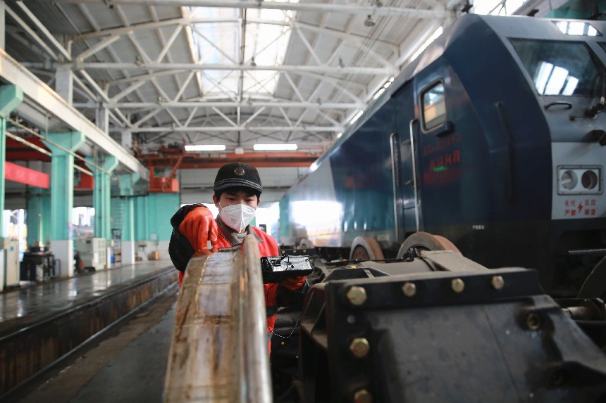 向塘機務段檢修工人正給機車輪對進行探傷作業。范俊華 攝