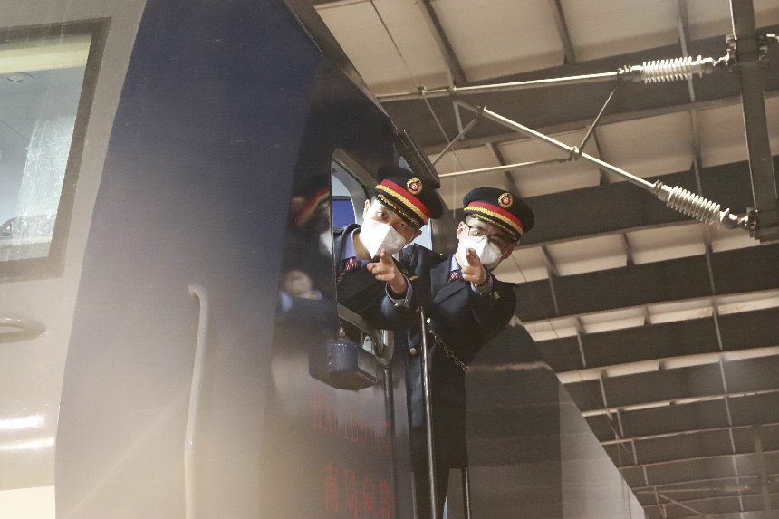 機車出庫前，2名火車司機正手比確認信號。王旭鵬 攝