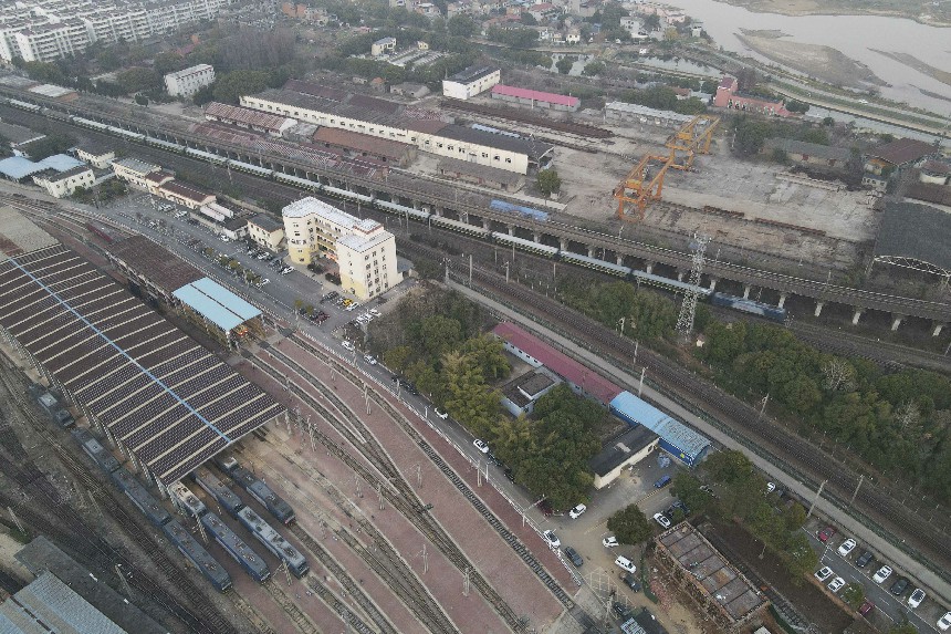 1月6日，該段本部檢修庫內停放不少檢修完畢的機車（航拍）。范俊華攝